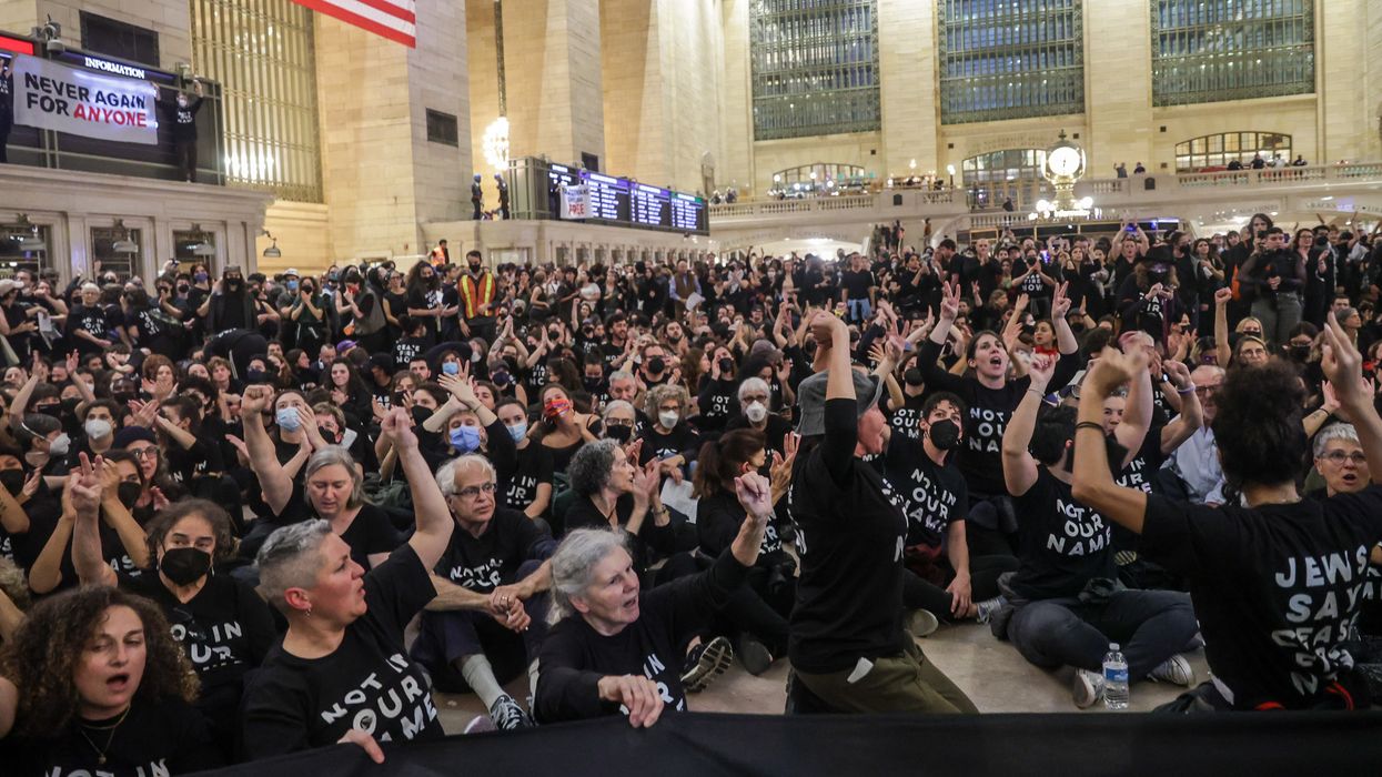 Anti-war protesters storm Grand Central station