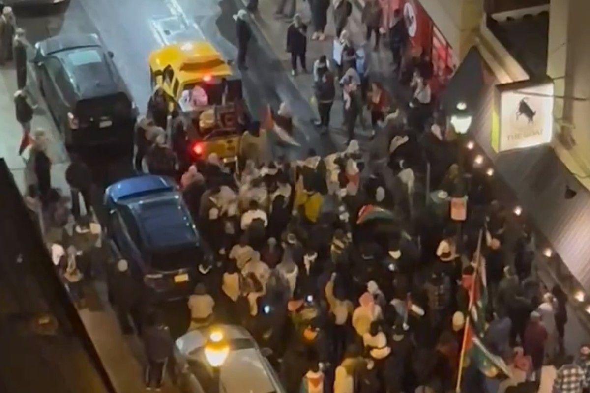 Antisemitic mob outside Goldie restaurant