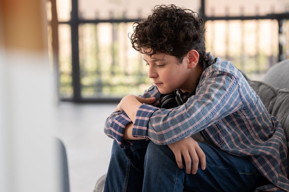 Um jovem com um olhar preocupado