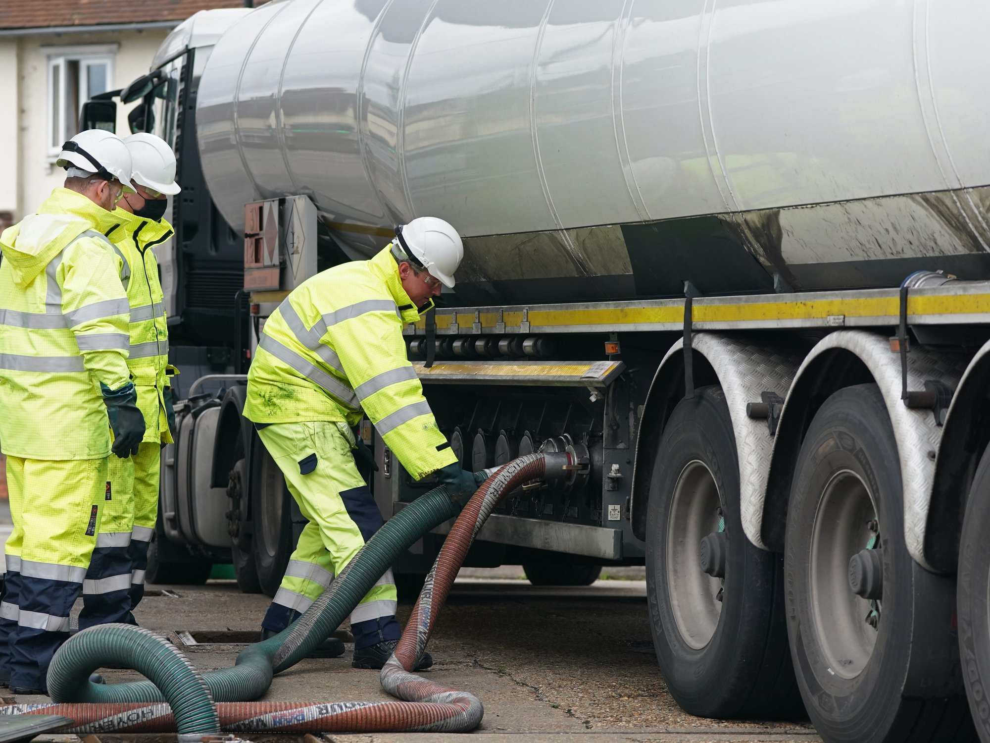Armed forces help deliver fuel to forecourts