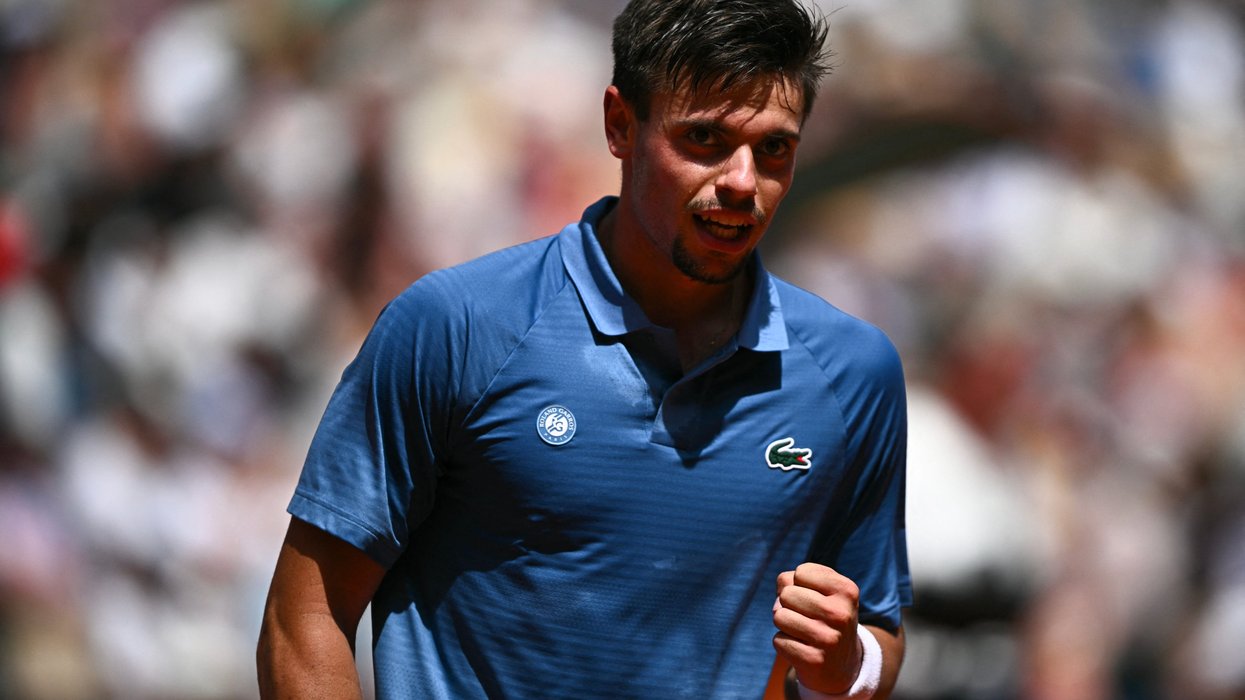 Arthur Gea endured a nightmare start to his French Open debut after being forced into an emergency toilet break mid-match in extraordinary scenes at Roland Garros