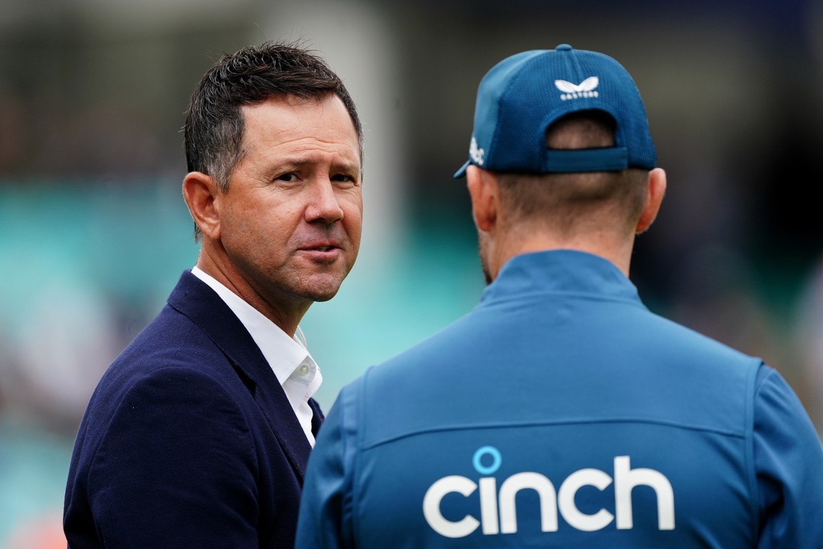 Australia cricket legend Ricky Ponting pelted with grapes as Ashes Test ...