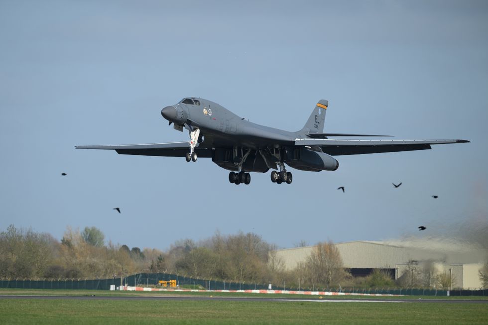 Um bombardeiro B1 decola da RAF Fairford