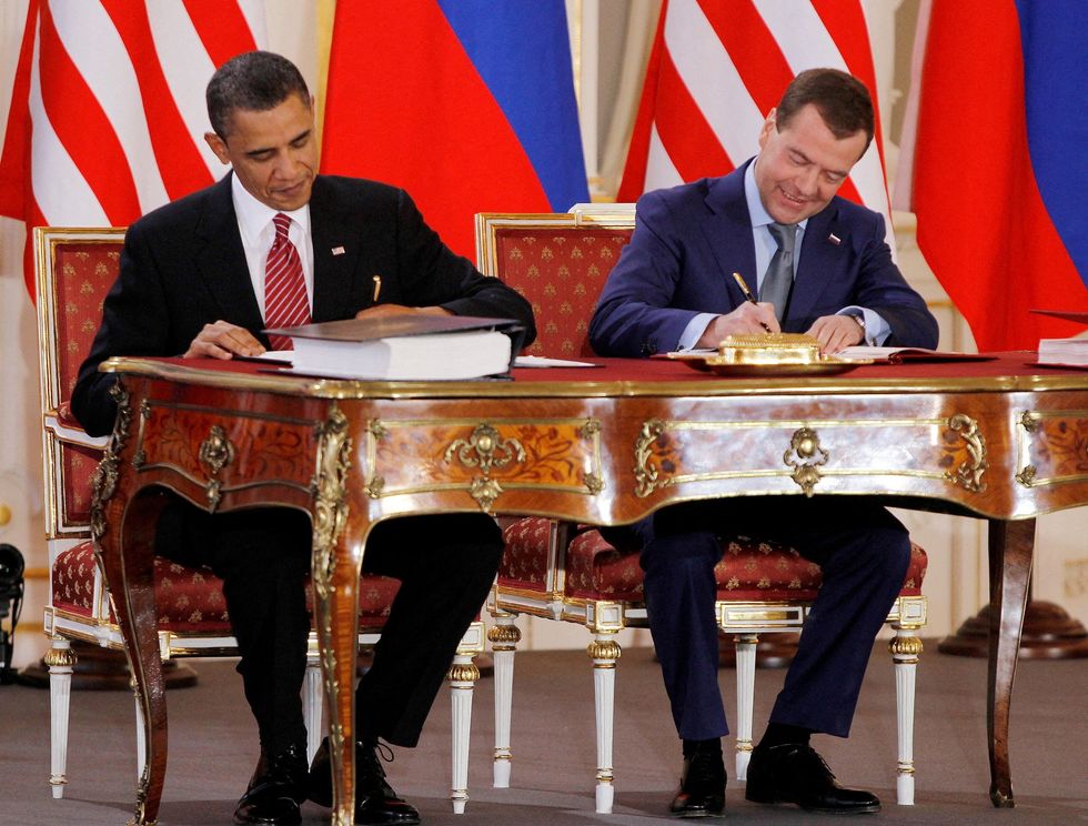Barack Obama and Dmitry Medvedev signing