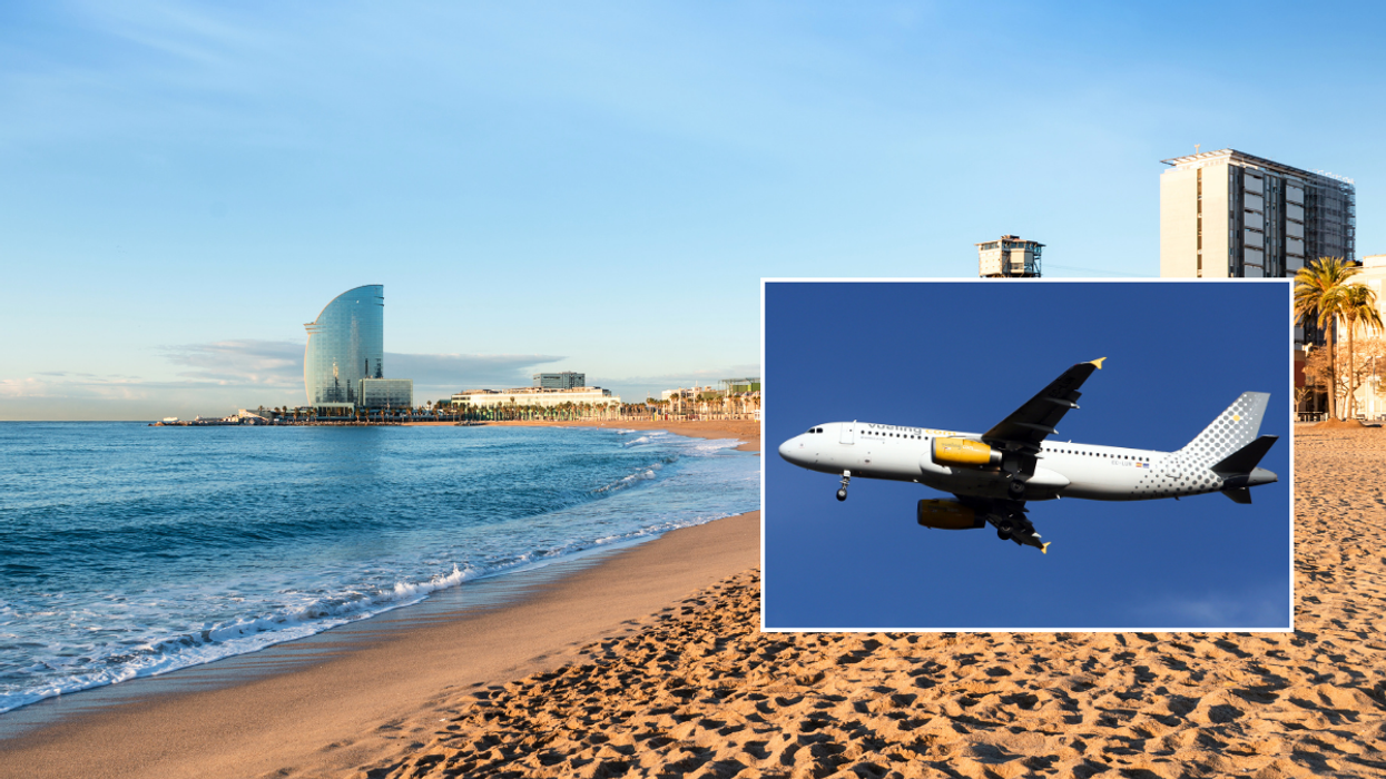 Barcelona beach / Vueling plane
