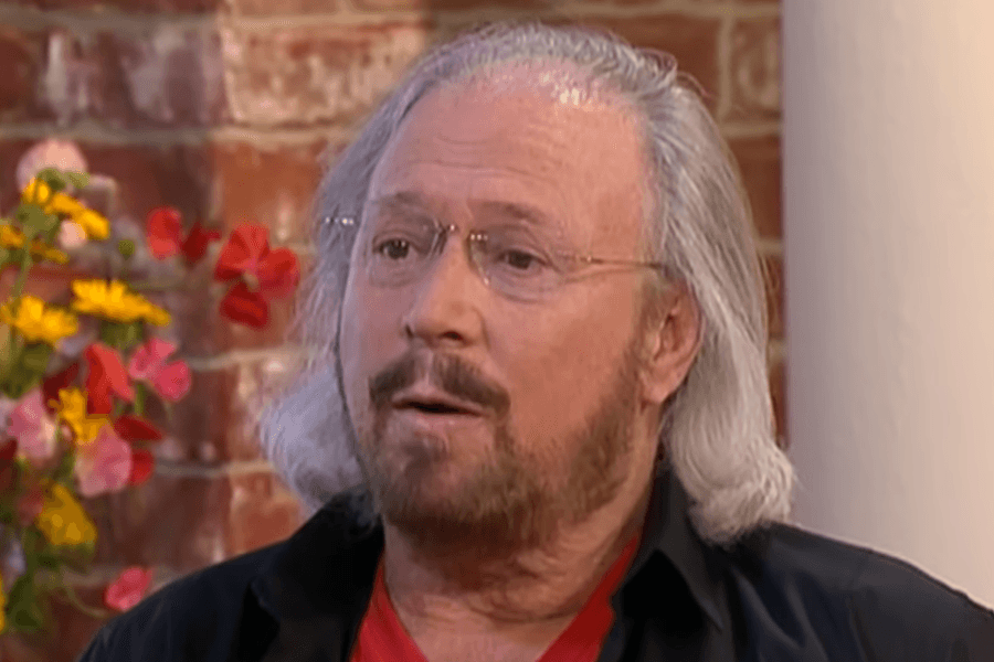 In An Emotional Live Performance, Barry Gibb Delivers A Moving