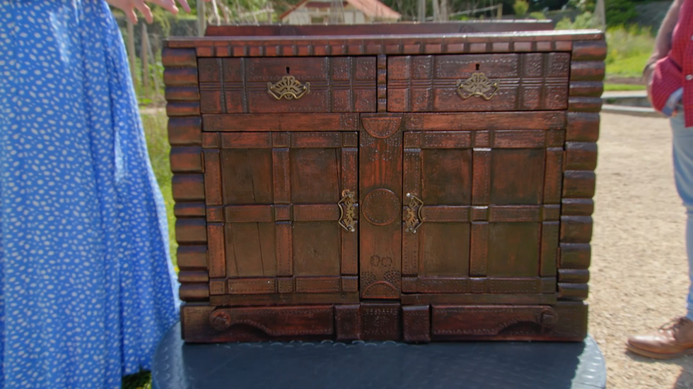 BBC Antiques Roadshow: The Dyffryn Gardens\u200b guest's sideboard