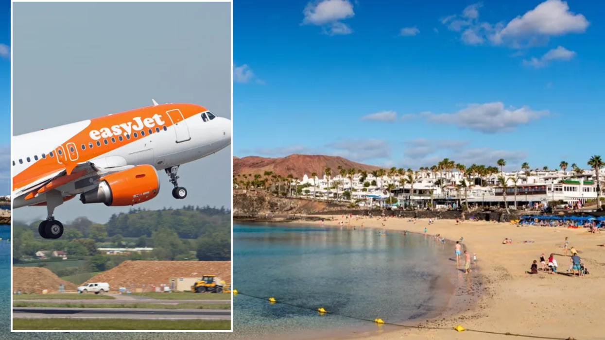 Beach in Lanzarote / easyJet plane
