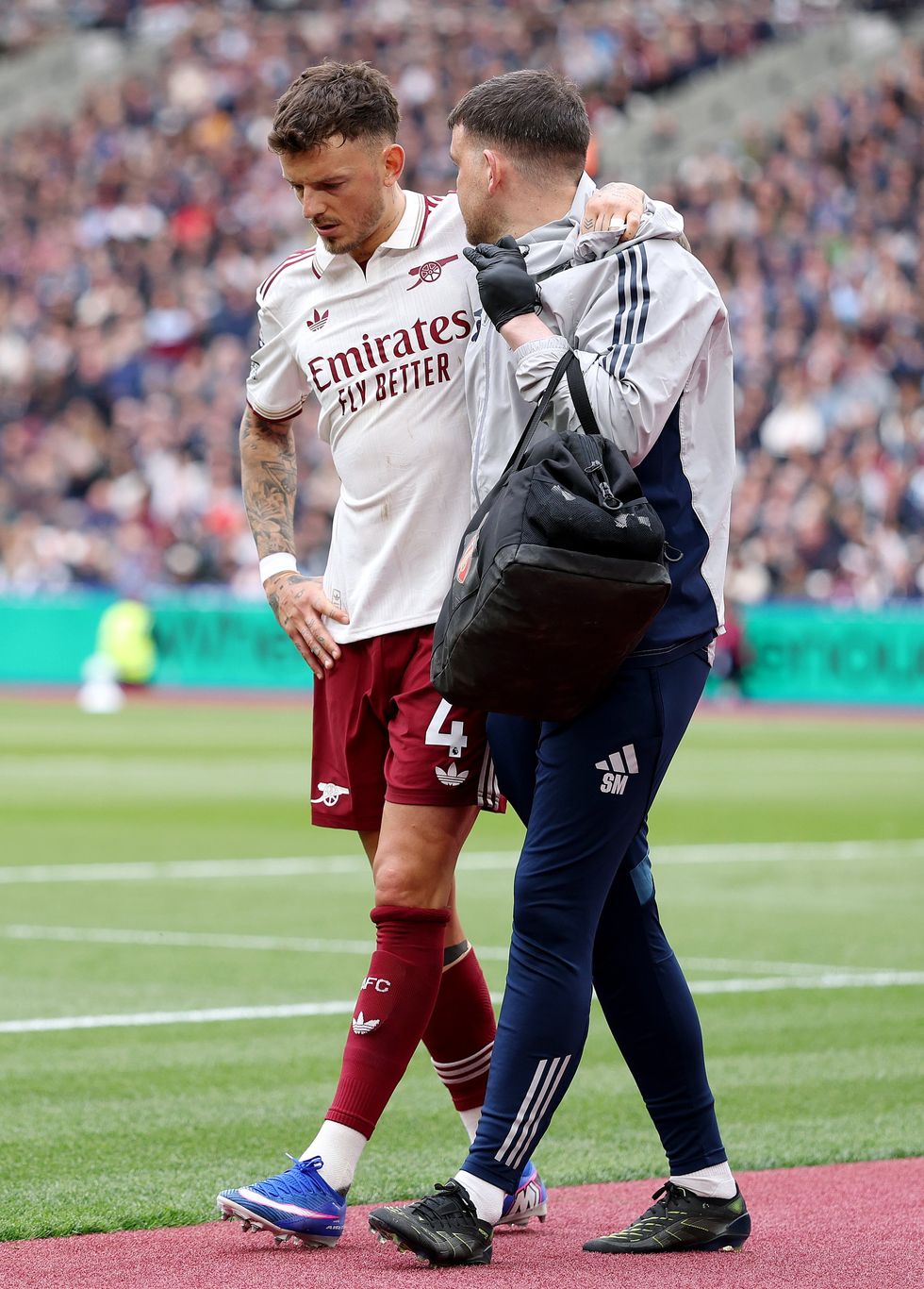 Ben White foi forçado a sair da partida entre West Ham e Arsenal