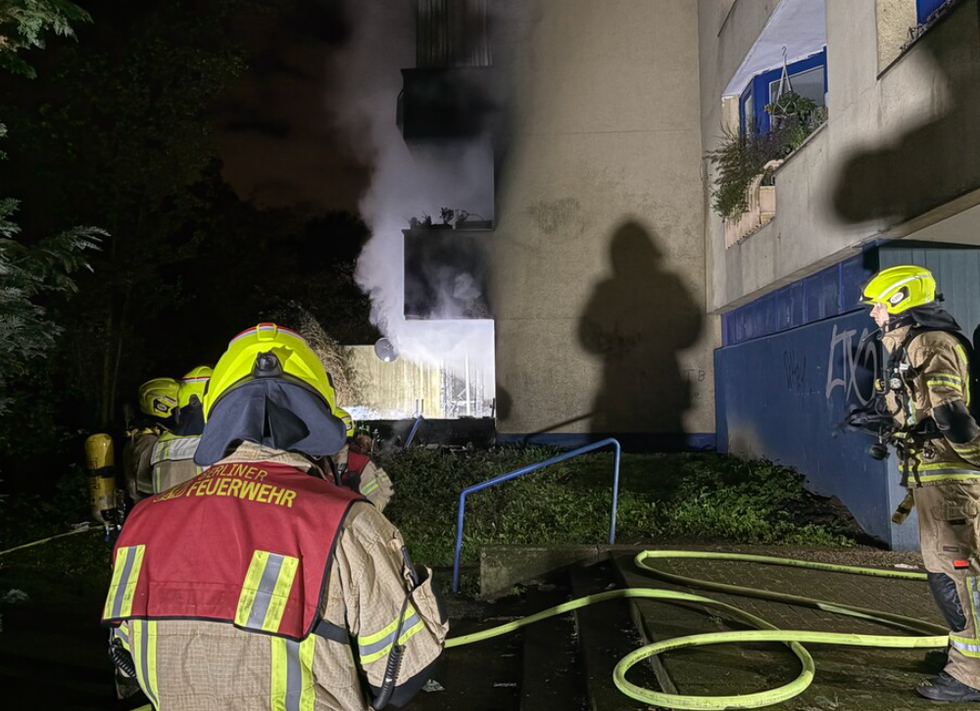 Berlin fire services tackle the blaze