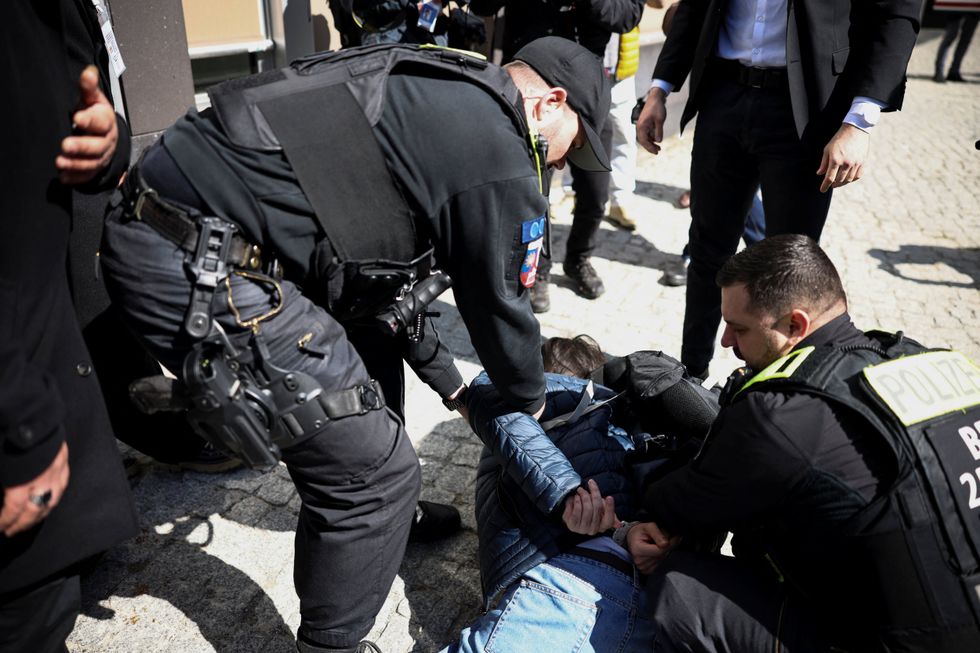 Atacante de suco de tomate de Berlim preso