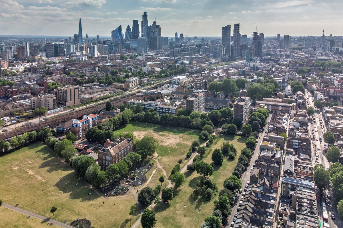 Harry Potter's Ralph Fiennes lived in East London area where houses are ...