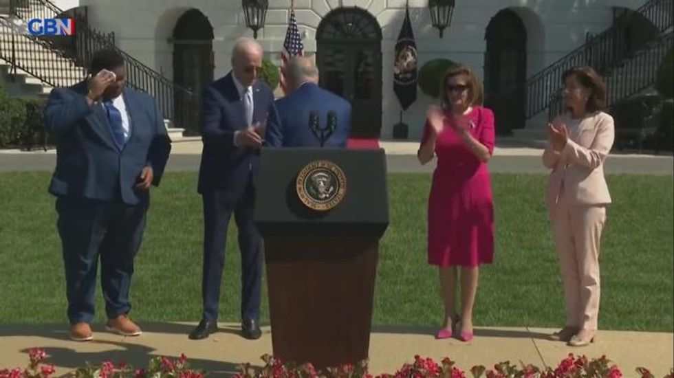 Joe Biden confusion as he seemingly forgets he shook senator’s hand and goes in for another handshake