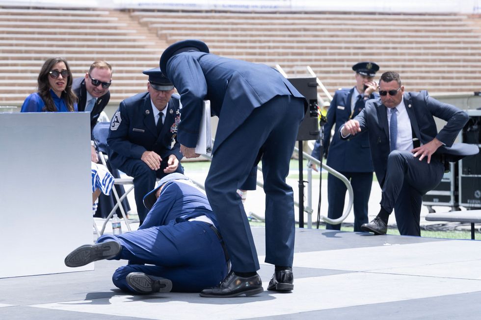 Biden falls over sandbag in Colorado