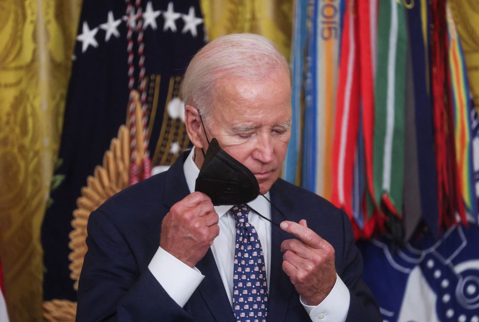 Biden removes his face mask