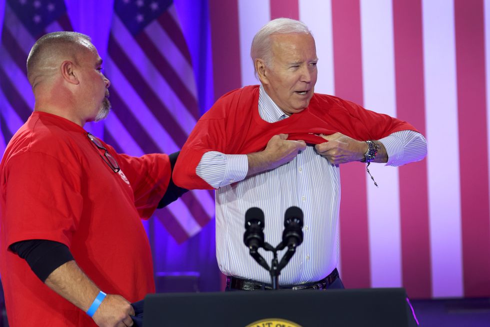 Biden struggles to put on t-shirt