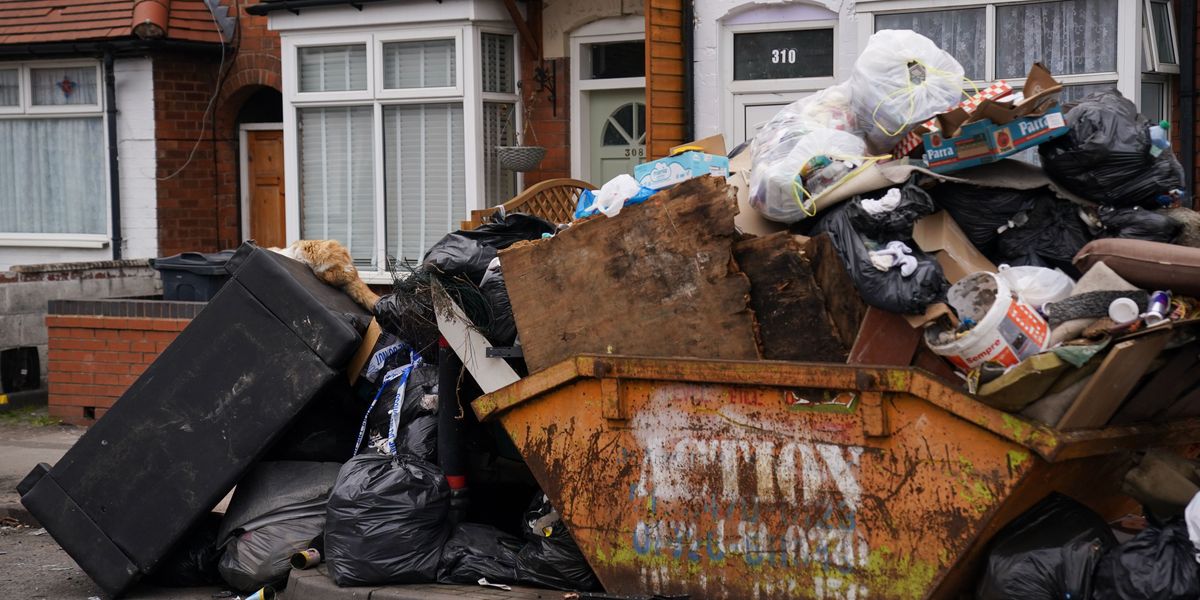 NextImg:Bin workers 'poised to strike across ENTIRE country' amid Birmingham crisis