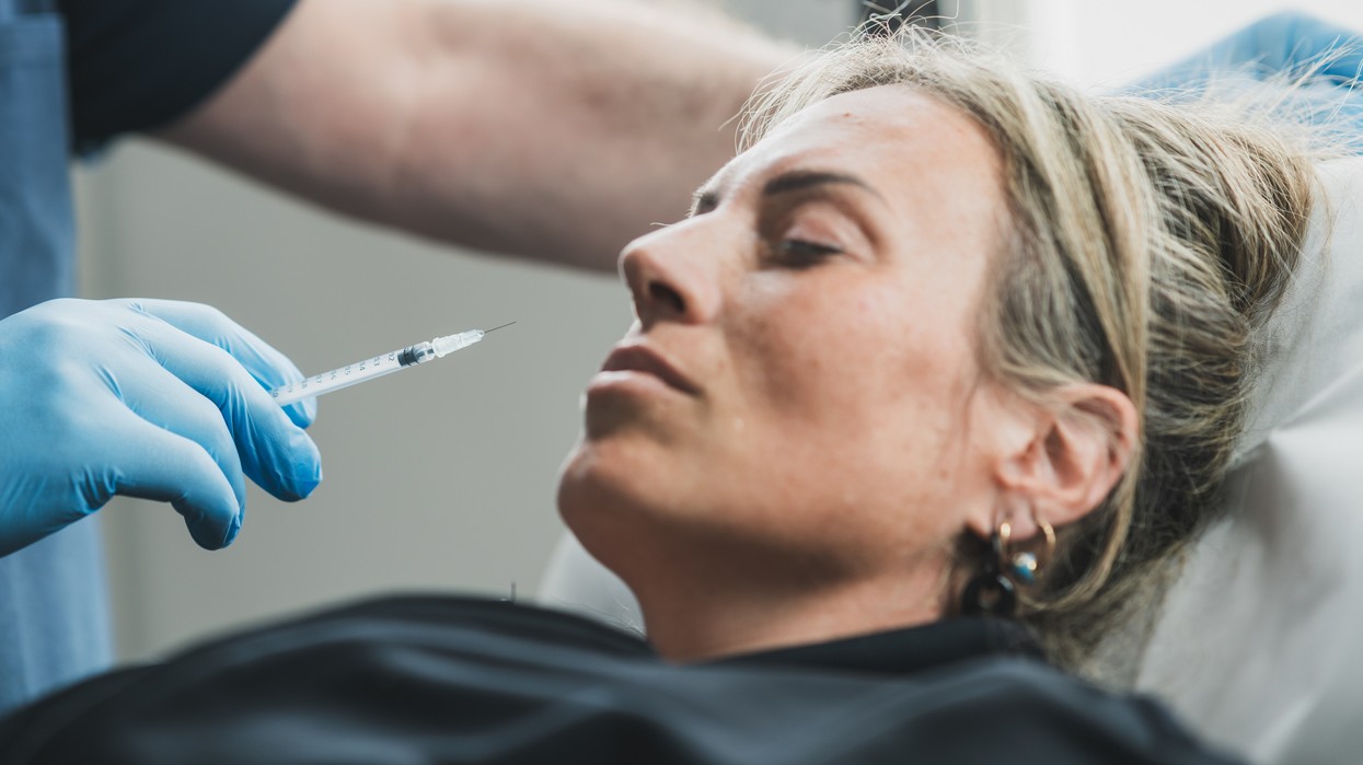 Plastic surgery performed in ‘living rooms, Airbnbs and hotel rooms’ across Britain as top chiefs warn of a ‘significant burden on NHS’ Plastic surgery performed in ‘living rooms, Airbnbs and hotel rooms’ across Britain as top chiefs warn of a ‘significant burden on NHS’