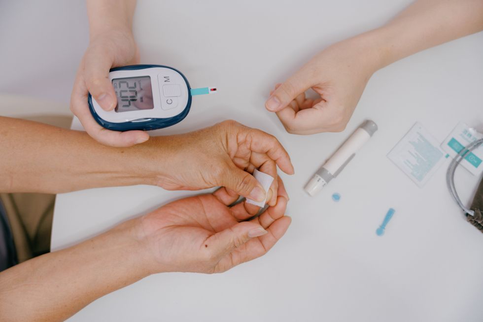 BLOOD GLUCOSE MONITOR