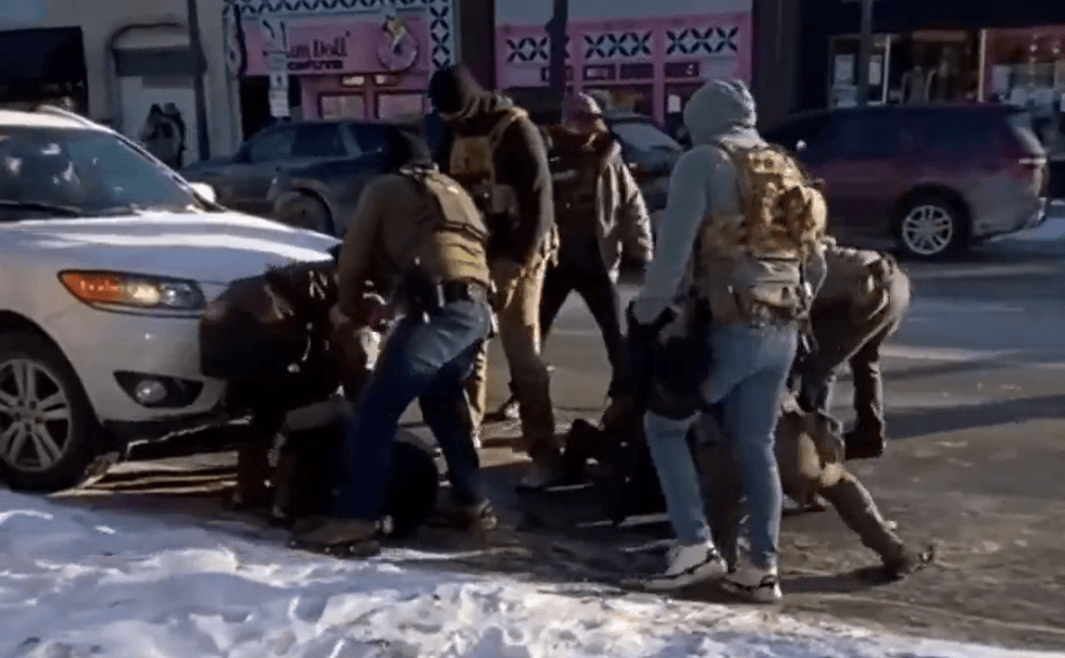 Border Patrol agents apprehending Alex Pretti