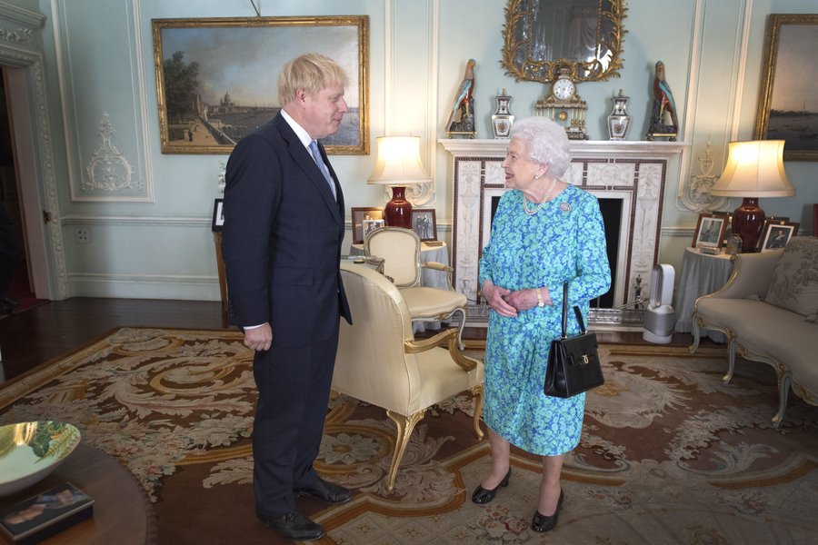 Boris Johnson và Nữ hoàng Elizabeth II