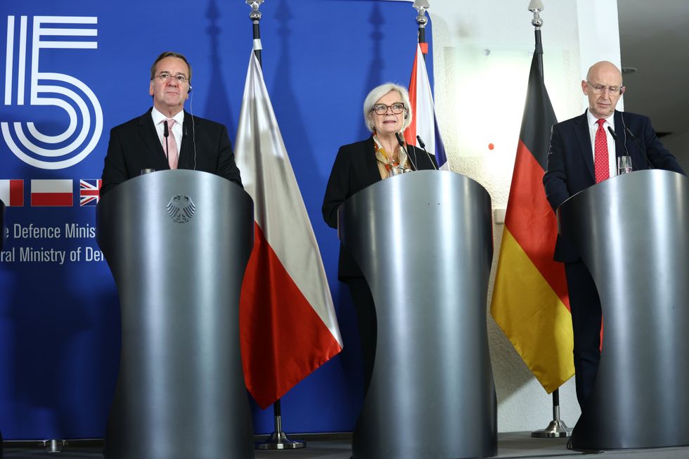 Healey foi recebido por Boris Pistorius e pela Ministra Francesa das Forças Armadas e dos Assuntos dos Veteranos, Catherine Vautrin.