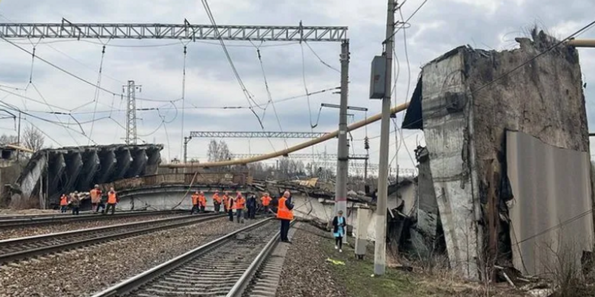 NextImg:One dead and five injured after Russia bridge collapses on railway tracks leaving thousands without gas