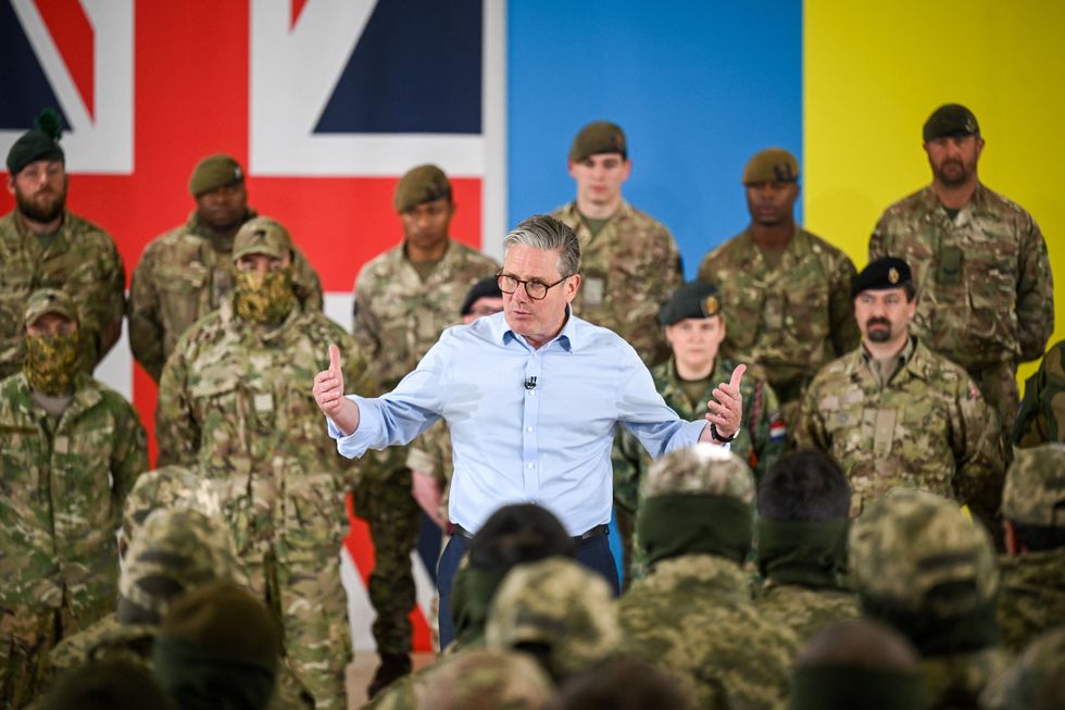 A Grã-Bretanha enfrenta um desafio significativo para garantir 17,6 mil milhões de euros para cumprir a sua promessa de aumentar os gastos com a defesa para três por cento do PIB até 2029-30.