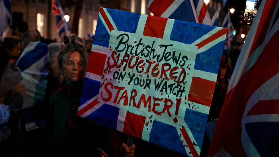 British Jewish woman holding a sign against Keir Starmer