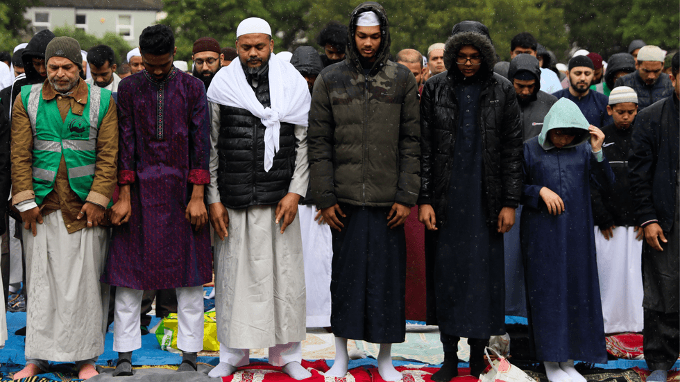 Muçulmanos britânicos rezam