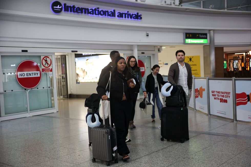 Britânicos no aeroporto de Stansted após um voo de evacuação