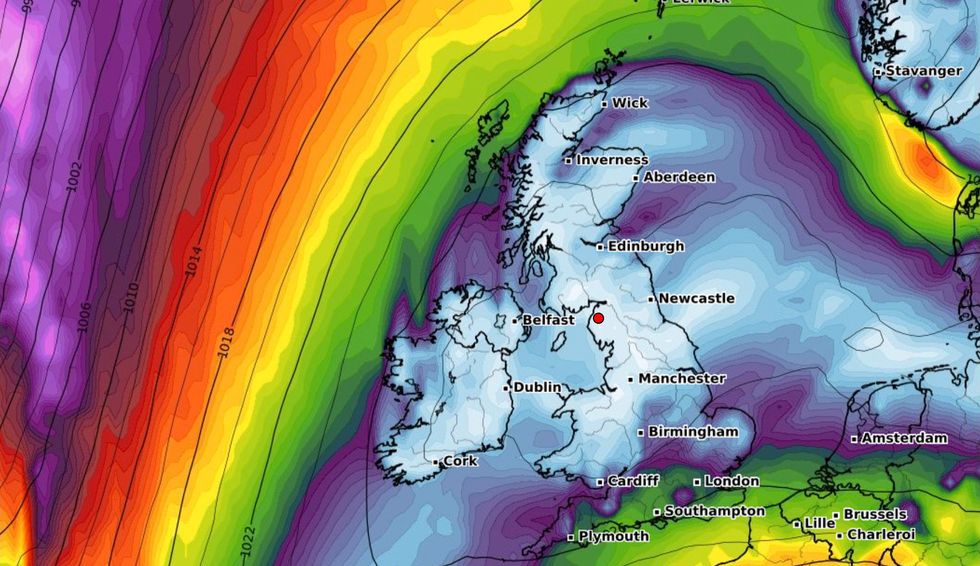 Britons have been warned that heavy snow could batter the UK with up to 3cm an hour this weekend.
