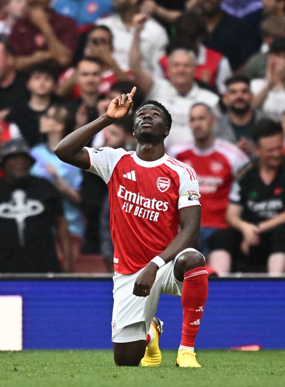 Bukayo Saka foi capitão do Arsenal, marcando e ajudando na vitória do Fulham
