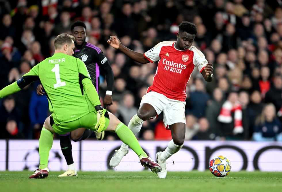 Bukayo Saka went down after colliding with Manuel Neuer in the box