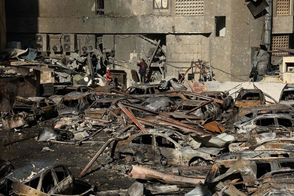 Carros queimados em ataque aéreo em Beirute