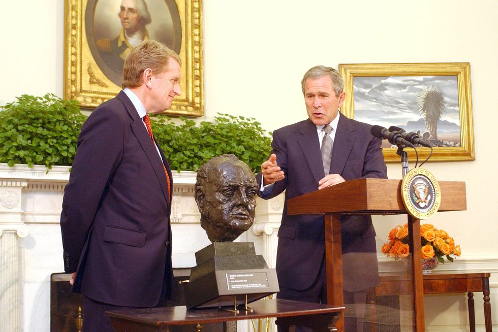 Bush accepts Churchill bust to Oval Office