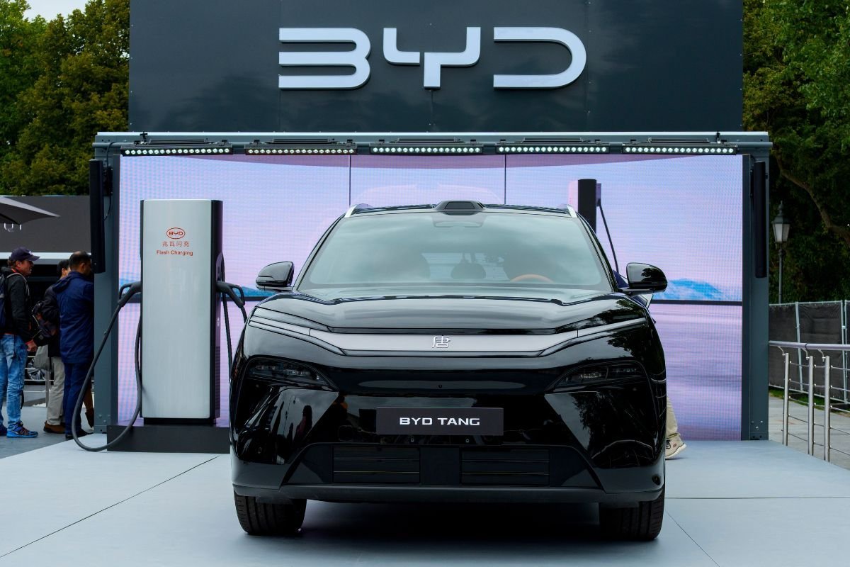 BYD's Flash chargers are capable of providing two kilometres of range in