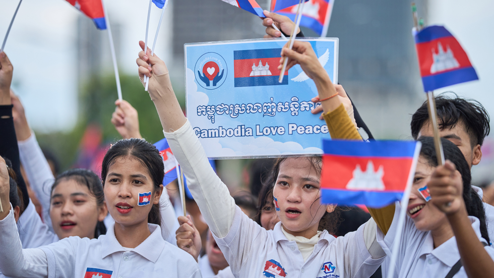 Kambodžané drží vlajky na mírovém pochodu v hlavním městě Phnom Penh
