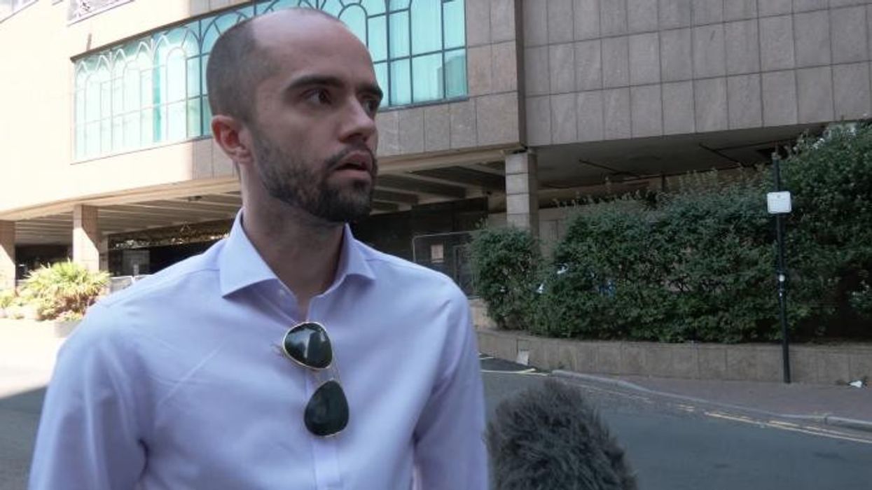 Met Police arrest six anti-migration demonstrators outside asylum hotel