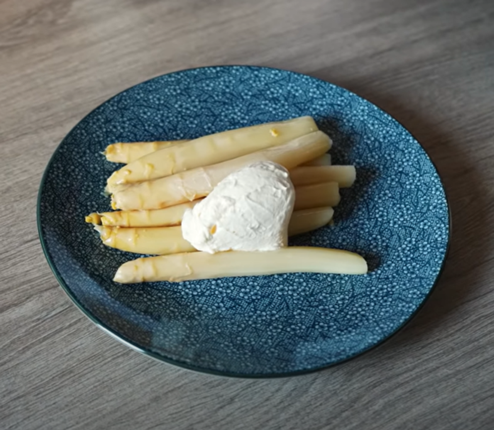 Canned white asparagus