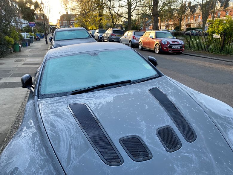Frost am Auto Heckscheibe, die Sicht einschränkt. North Yorkshire