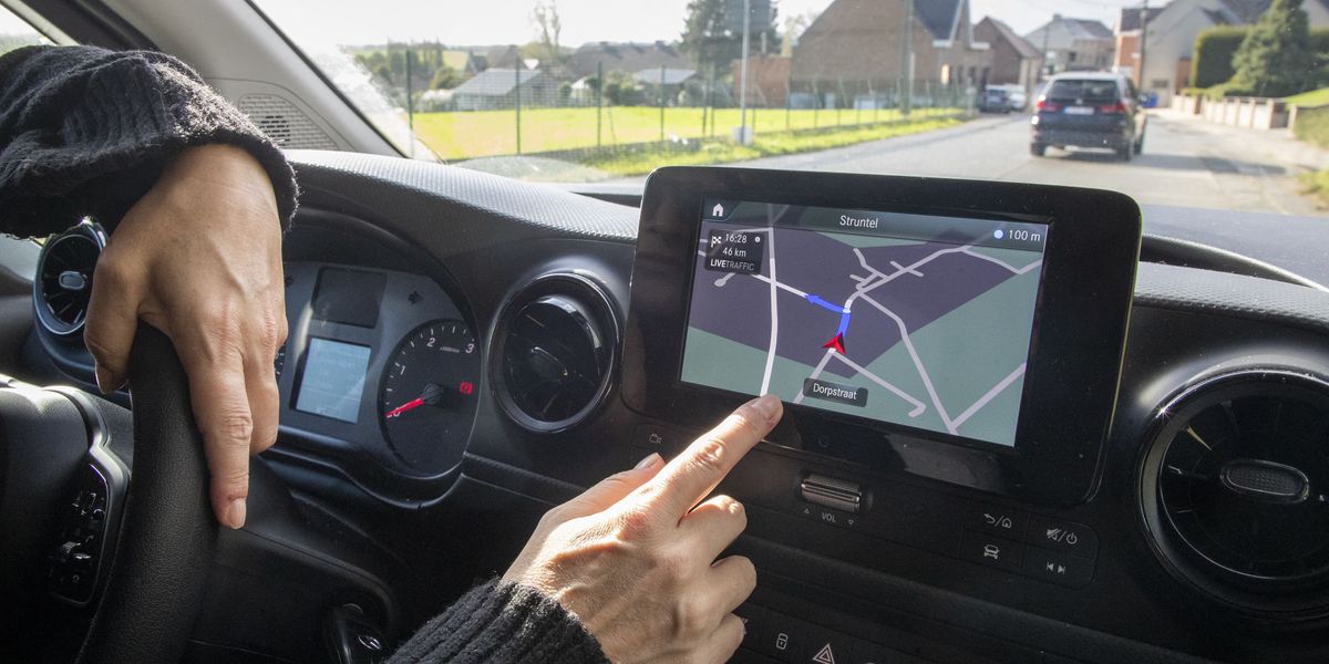 Drivers ditch road signs for sat navs as young motorists struggle without technology Drivers ditch road signs for sat navs as young motorists struggle without technology