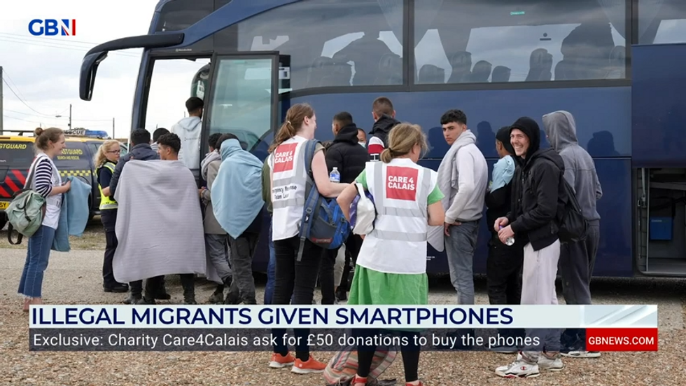 Care 4 Calais workers help migrants