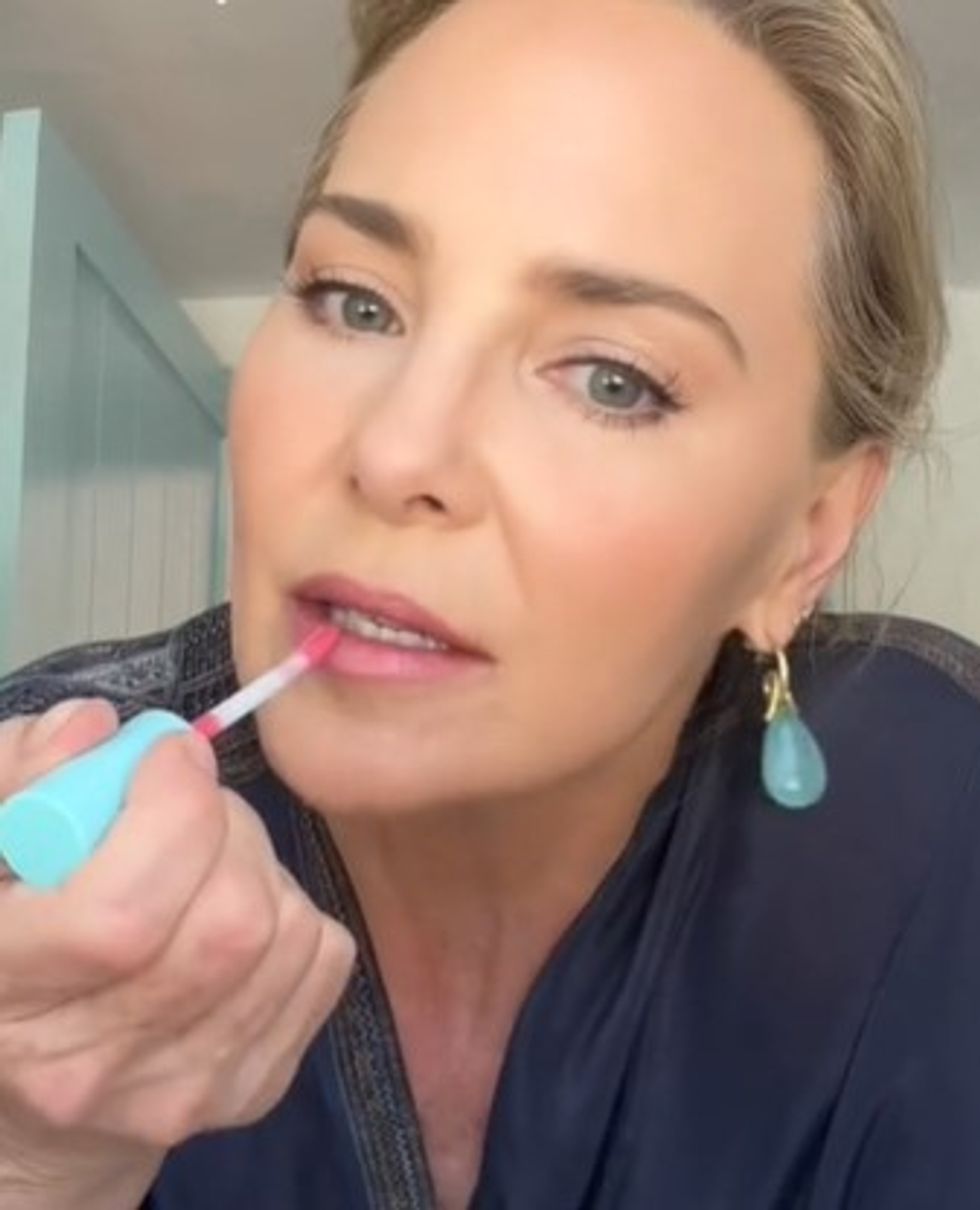 Carmindy discussing beauty tips