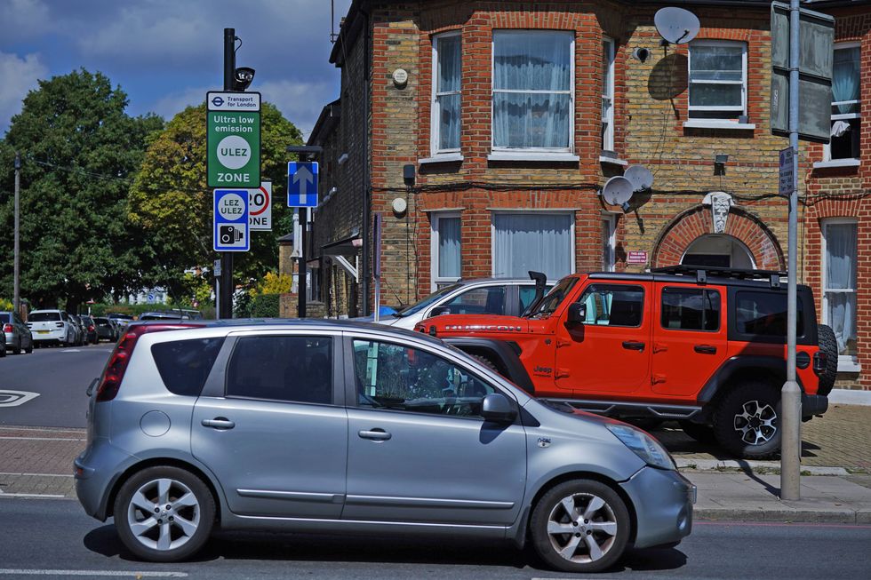 Cars in front of a Ulez sign