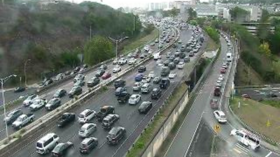 Cars scramble to reach higher ground in Honolulu, Hawaii, ahead of an expected tsunami