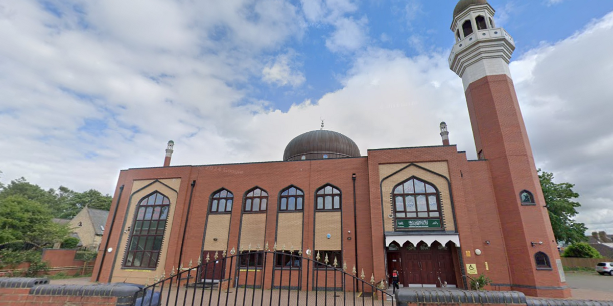 NextImg:Oxford Mosque locked down after stabbed man collapsed on 'Mosque's front doors' as police rush to scene