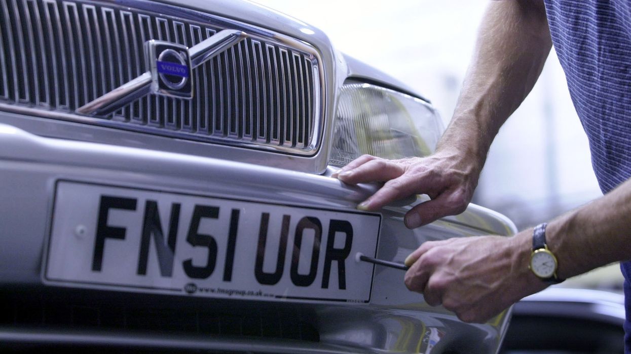 Changing licence plate