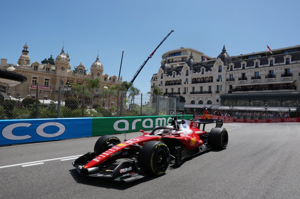 Charles Leclerc sicherte sich im ersten Training in Monaco den ersten Platz vor Lewis Hamilton.