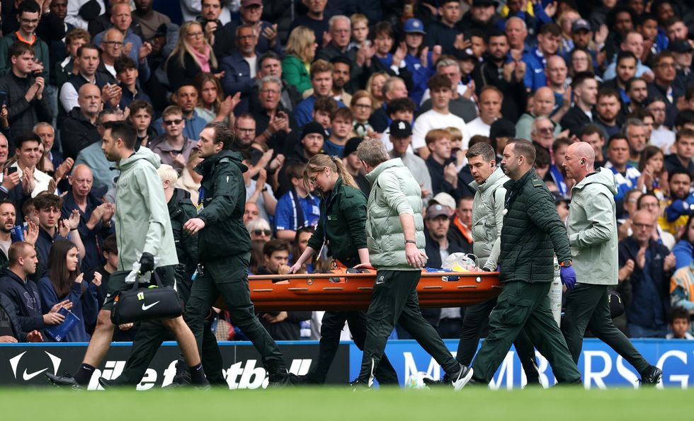 Jesse Derry foi aplaudido pelos torcedores do Chelsea após sua lesão contra o Nottingham Forest